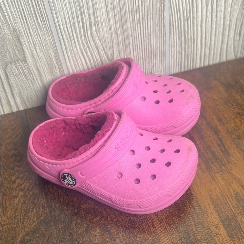 CROCS Kids Fuzzy Lined Vibrant Pink Size 8c